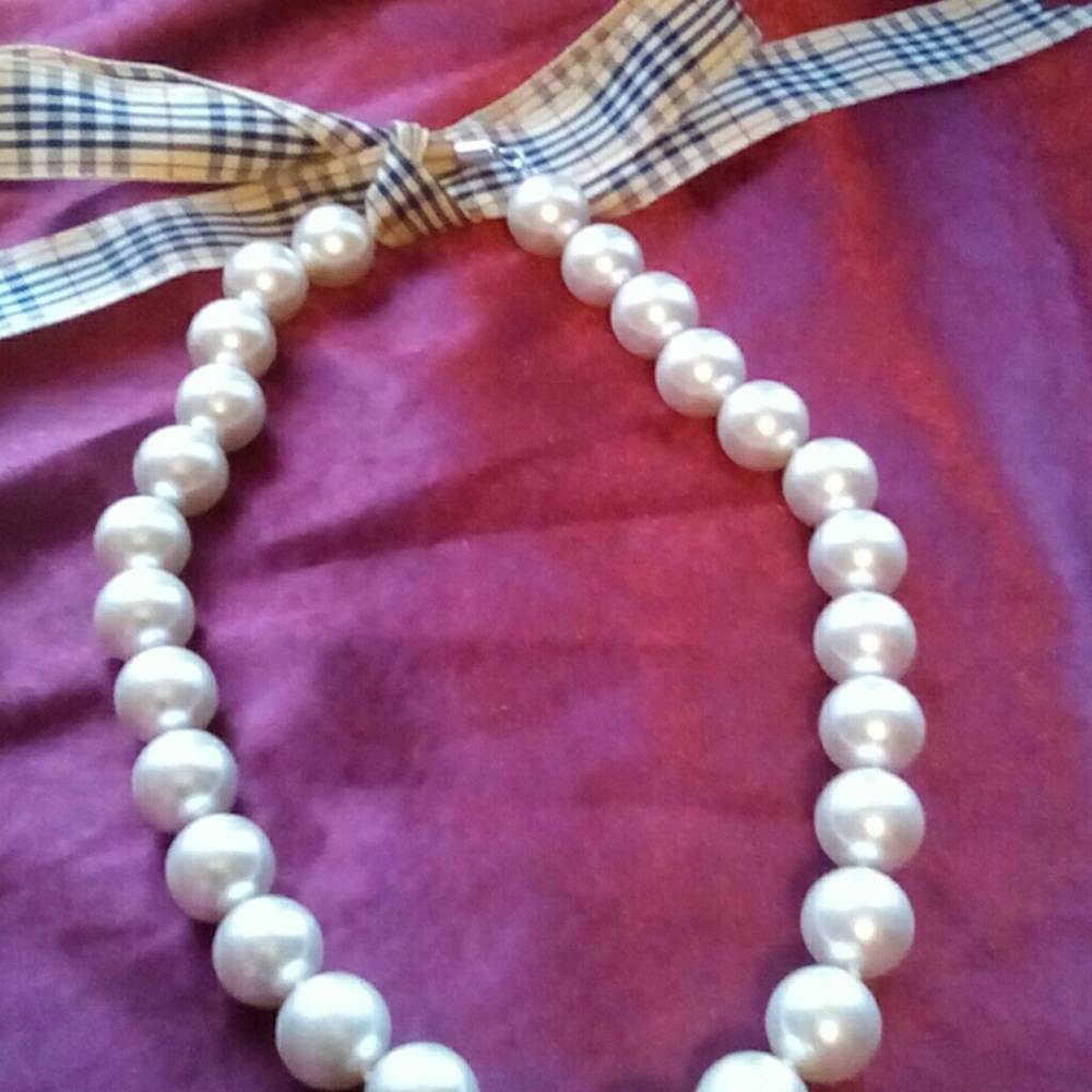 Pearl necklace with ribbon